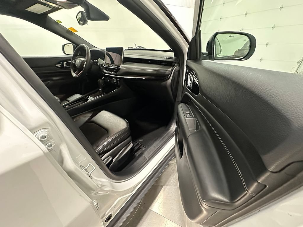 Used 2023  Jeep Altitude image 25