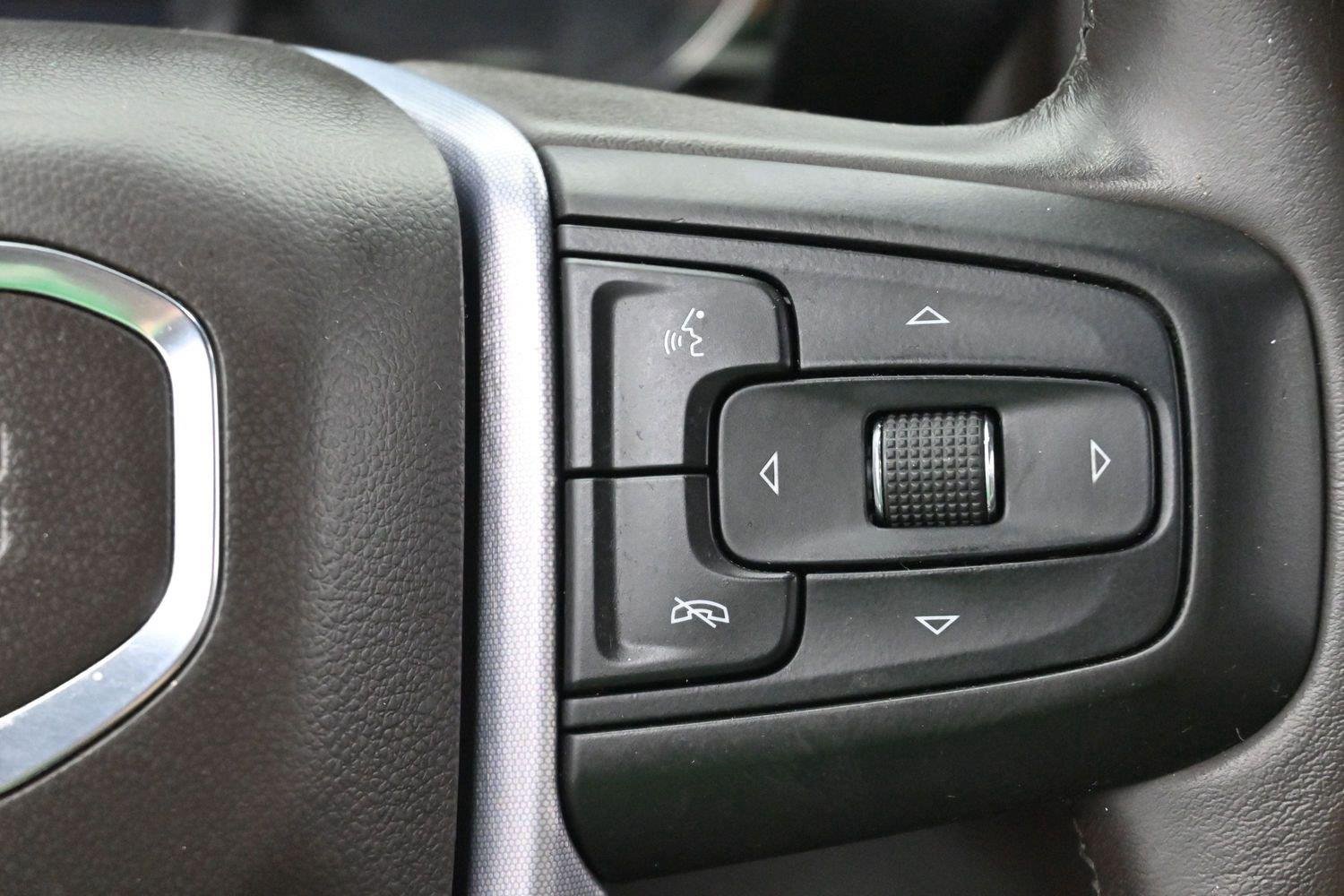 Used 2020 Summit White GMC Elevation image 18