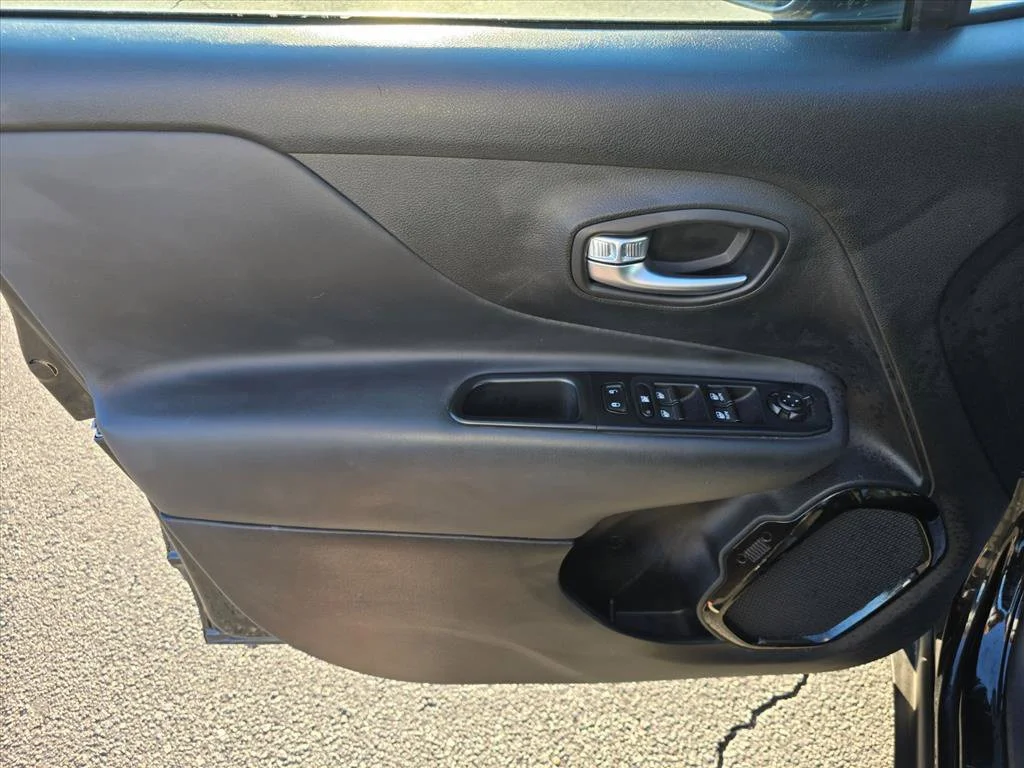 Used 2017 Black Jeep Latitude image 9