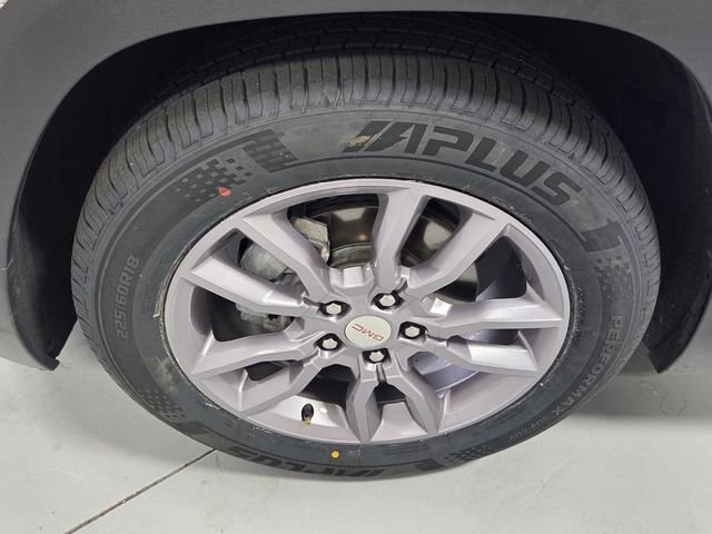 Used 2023 White GMC SLT image 17
