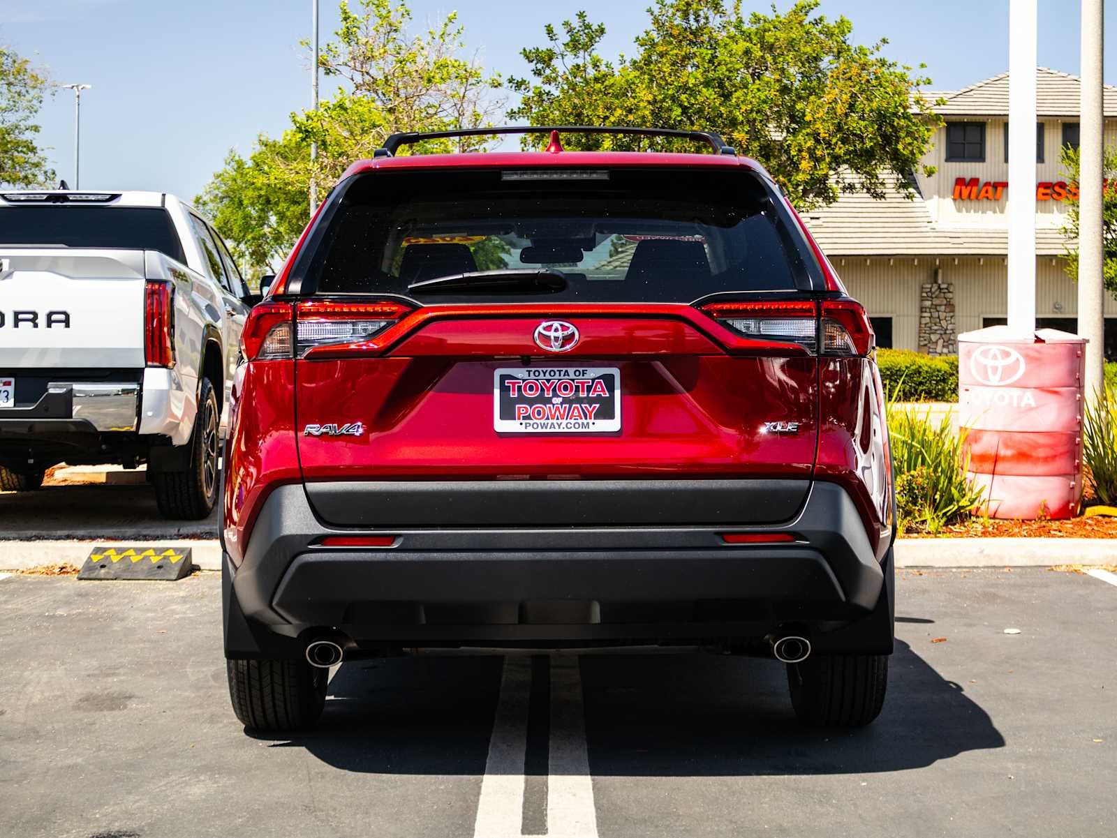 2025 Toyota RAV4 XLE - Photo 9