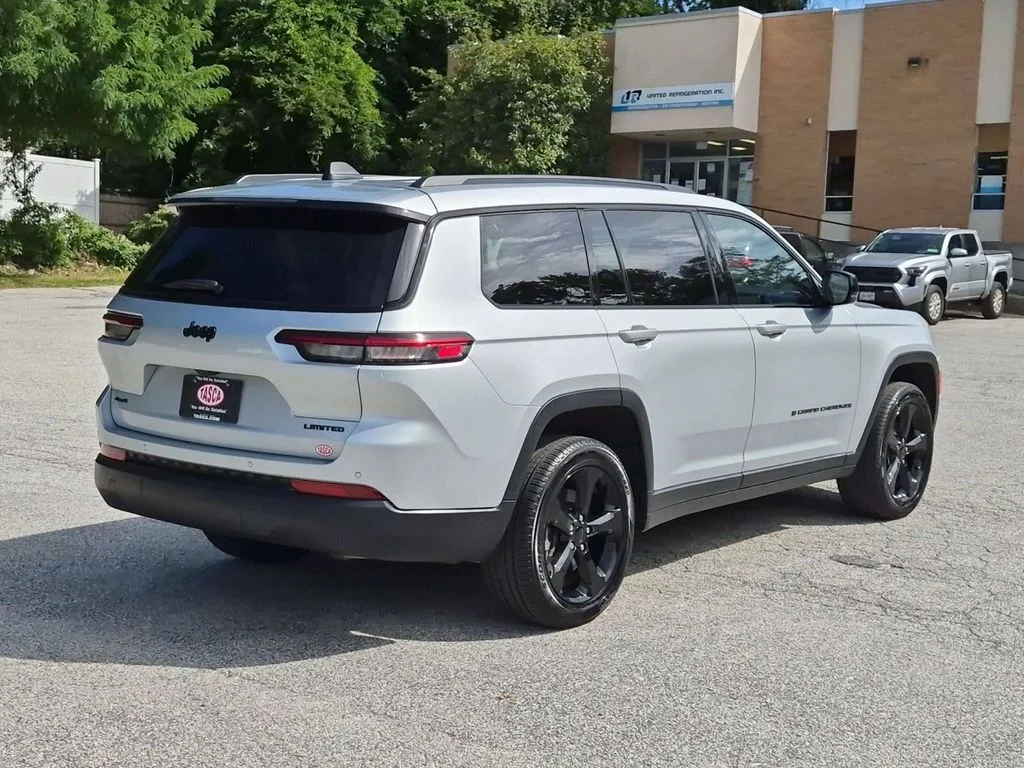 Used 2025 Silver Jeep Limited image 3