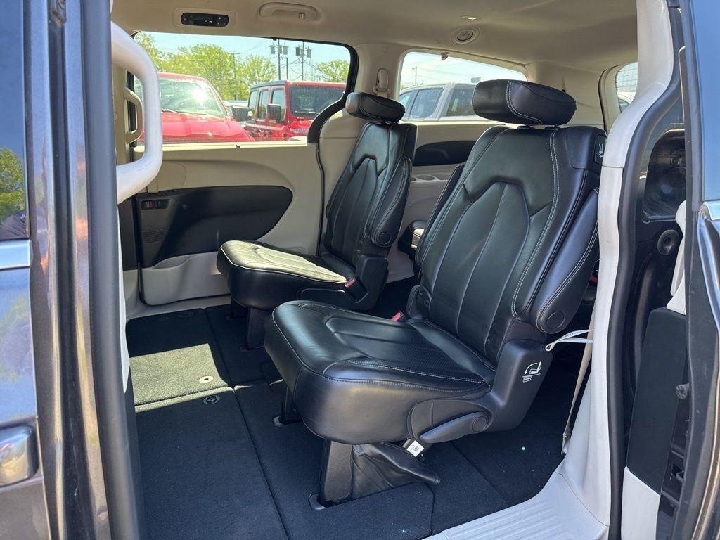 Used 2023 Crystal Metallic Chrysler Touring L image 4