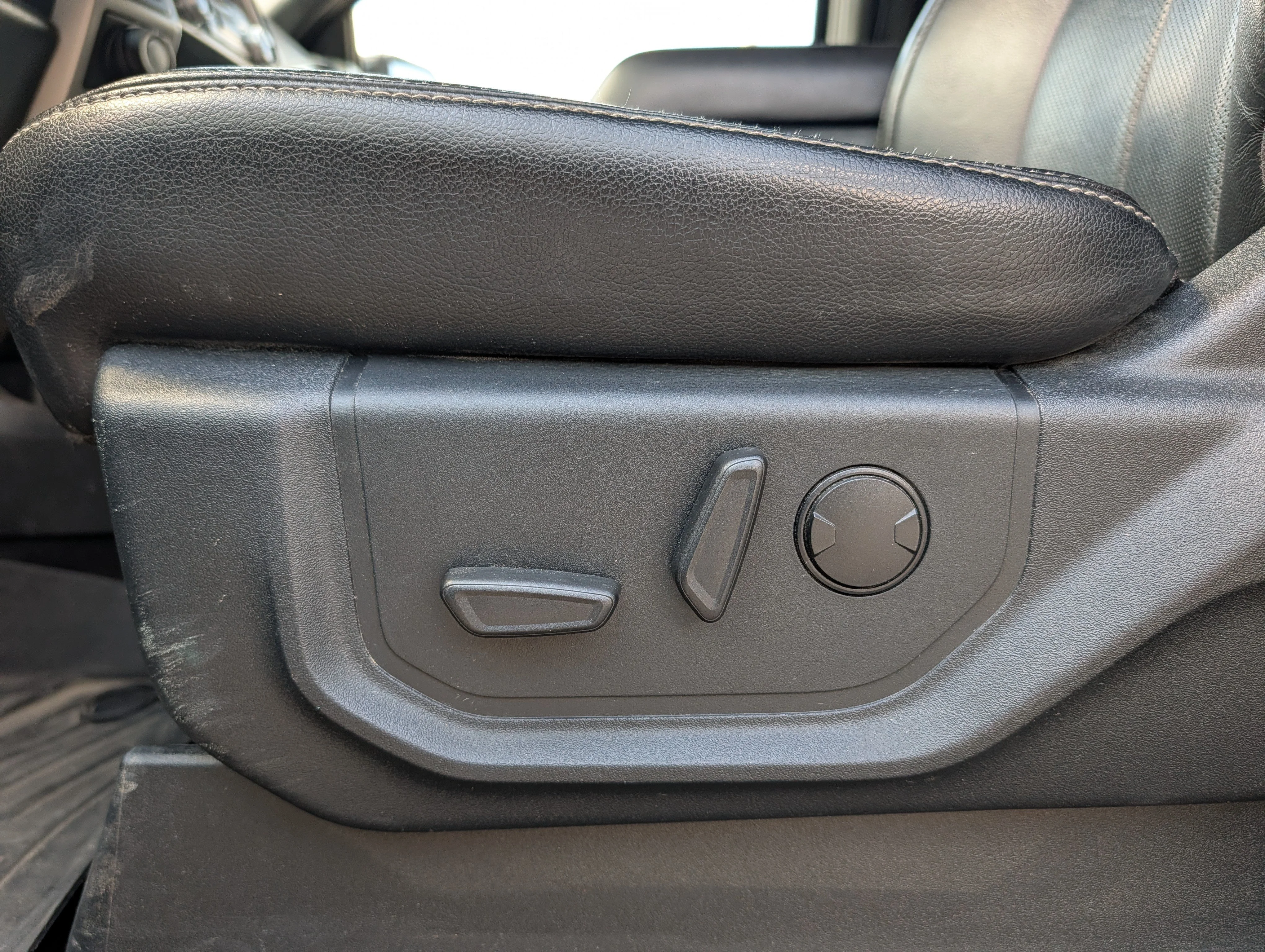 Used 2019 Agate Black Metallic Ford LARIAT image 21