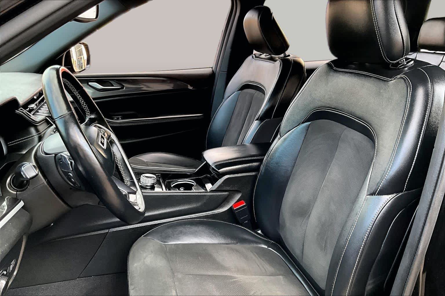 Used 2021 Diamond Black Crystal Pearlcoat Jeep Altitude image 8