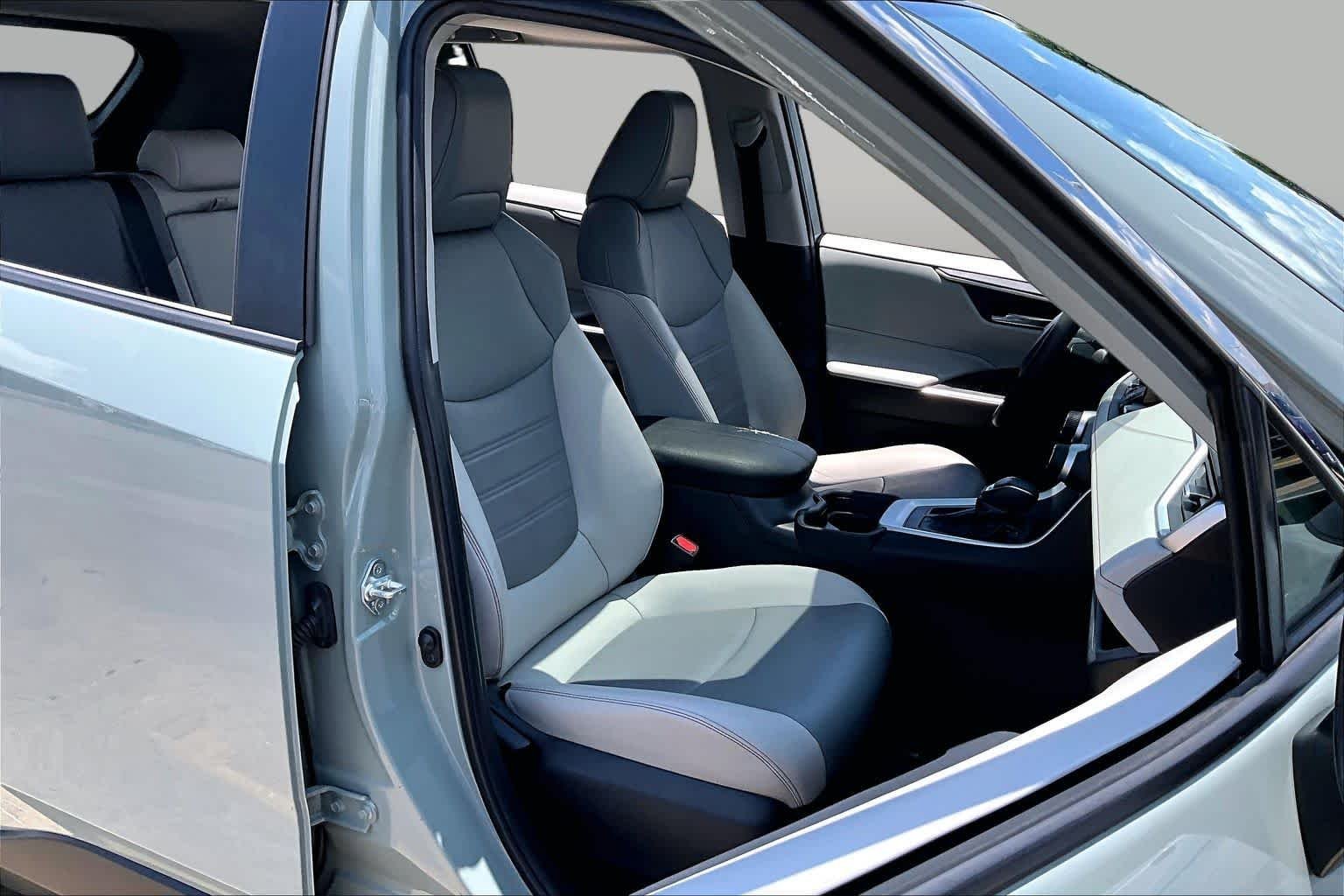 Used 2020 Lunar Rock Toyota XLE Premium image 9