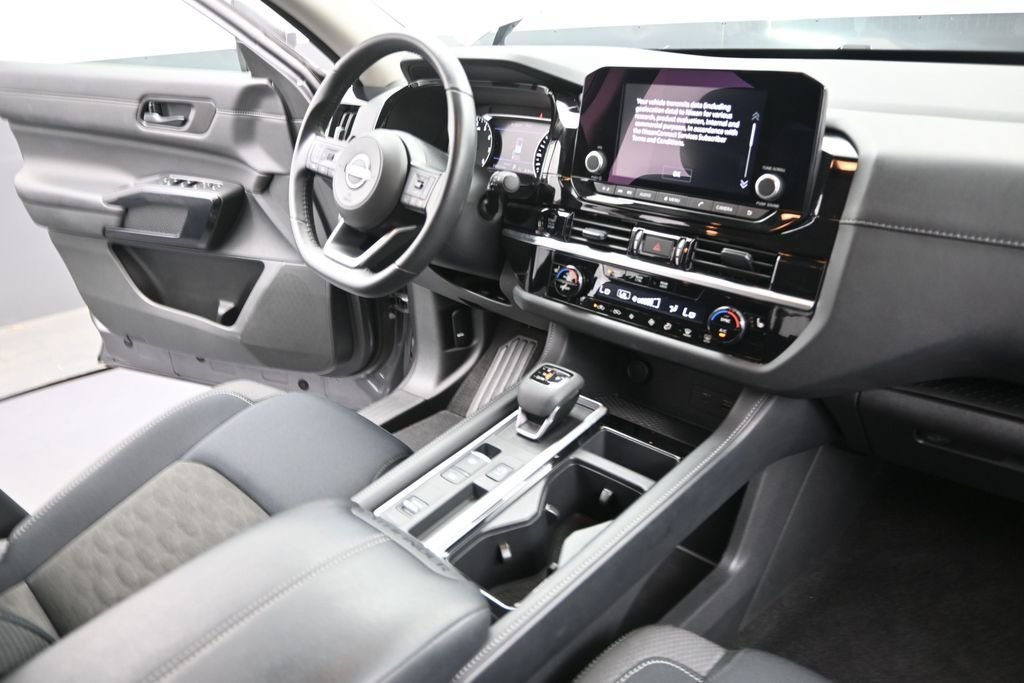 Used 2025 Gray Nissan SV image 29