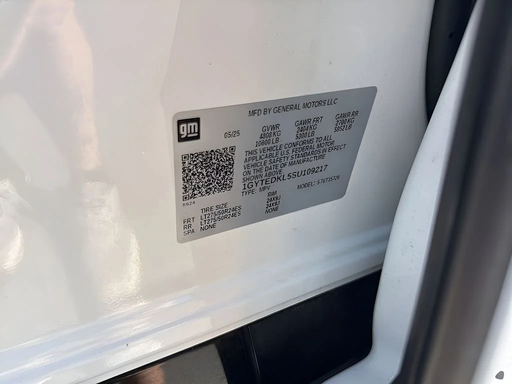 Used 2025 Summit White Cadillac Luxury 2 image 39
