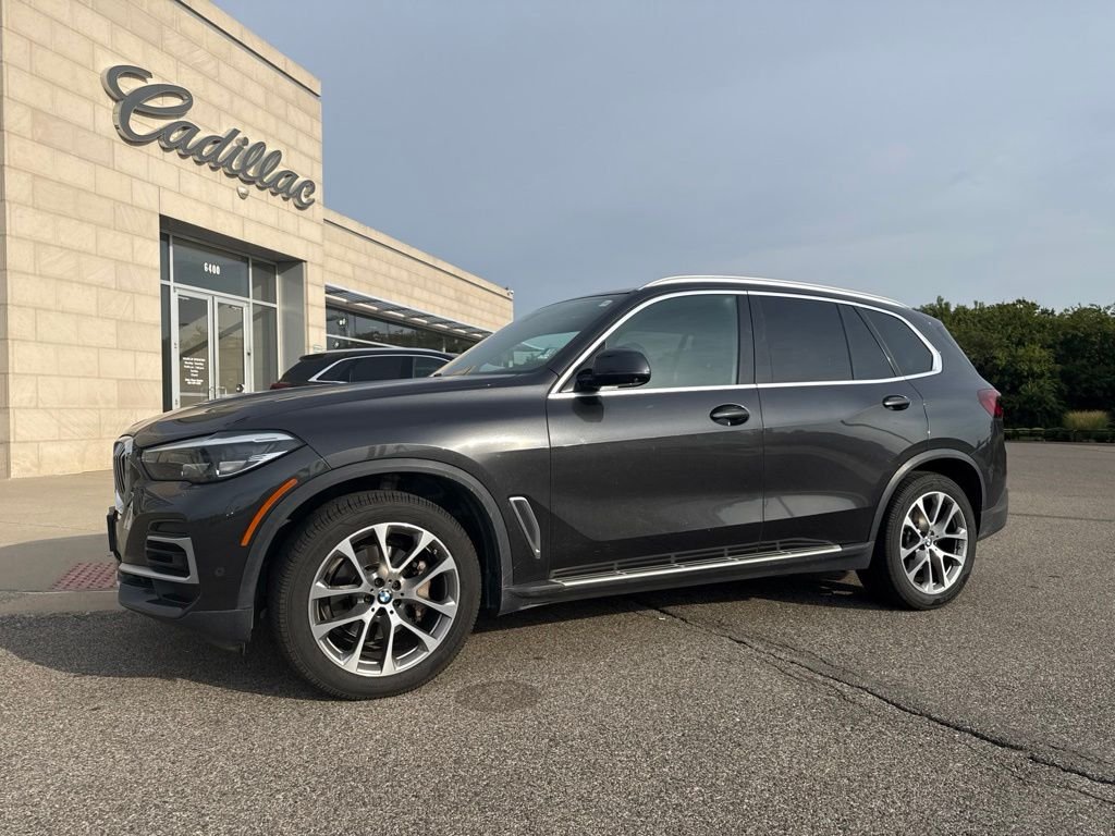 Used 2022 Gray BMW sDrive40i image 1