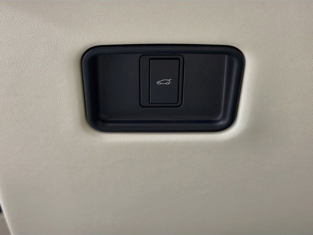 New 2027 Fuji White Land Rover SE image 10