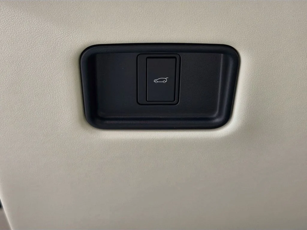 New 2027 Fuji White Land Rover SE image 10