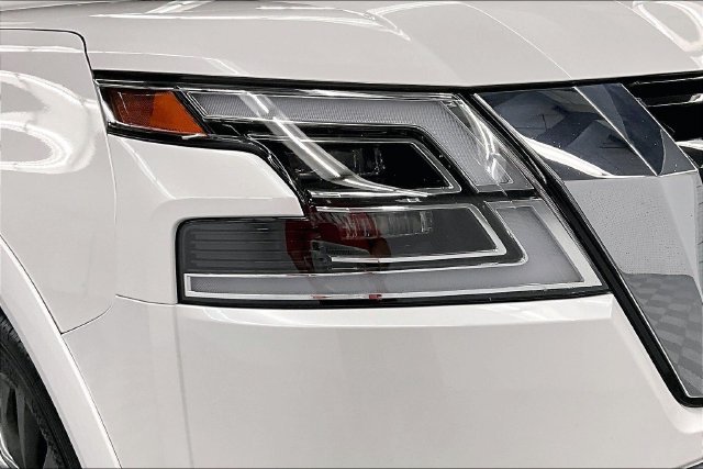 Used 2021 Aspen White Tricoat Nissan Platinum image 36