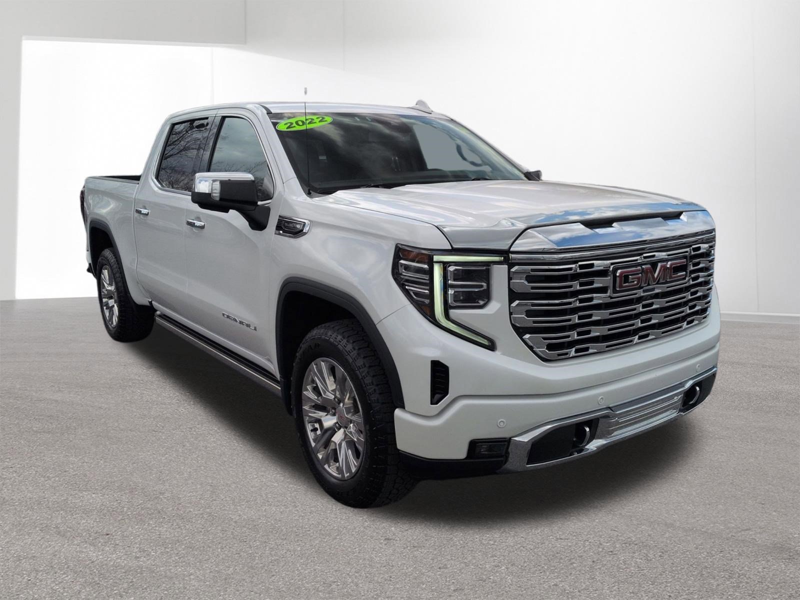 Used 2022 White Frost Tricoat GMC Denali image 3