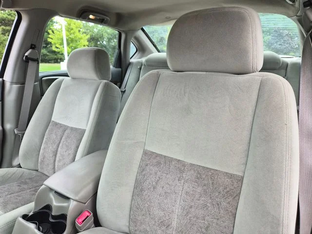 Used 2005 Silver Chevrolet Base image 15