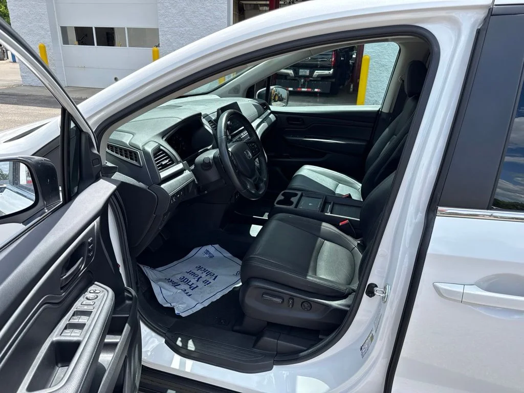 Used 2025 Platinum White Pearl Honda EX-L image 13