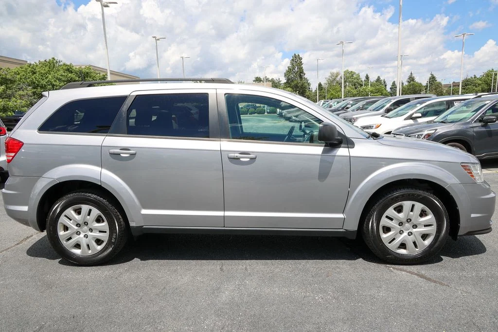 Used 2018 Silver Dodge SE image 23