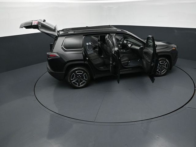 New 2026 Diamond Black Crystal Pearl-Coat Exterior Paint Jeep Limited image 30