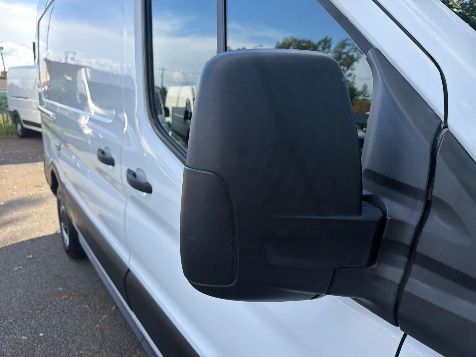 Used 2020 Oxford White Ford T250 MED ROOF image 28