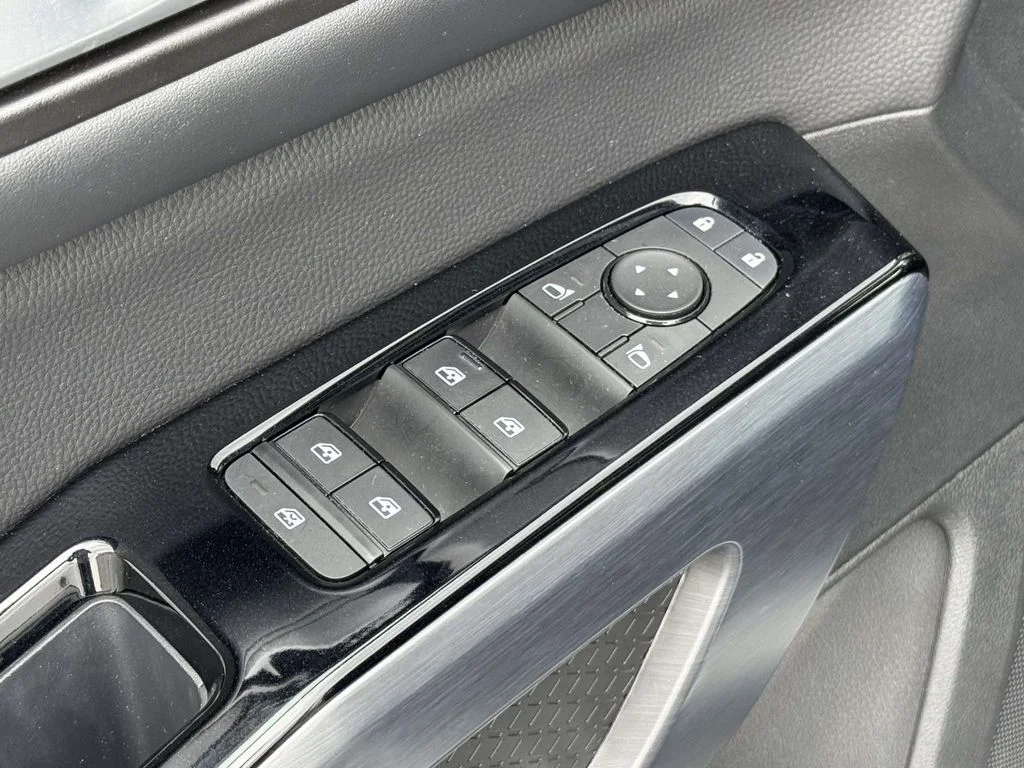 Used 2025 Silver Nissan SL image 28