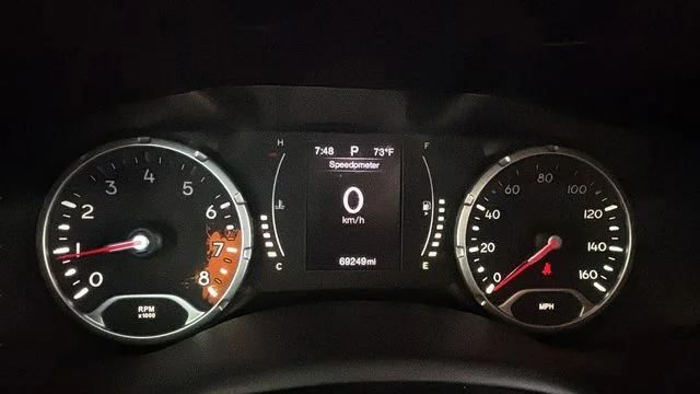 Used 2015 Silver Jeep Latitude image 12