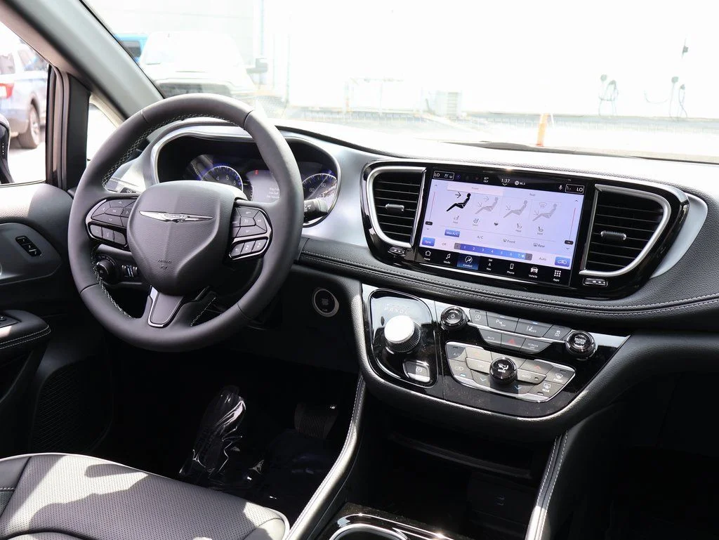 2026 Chrysler Pacifica Limited - Photo 13