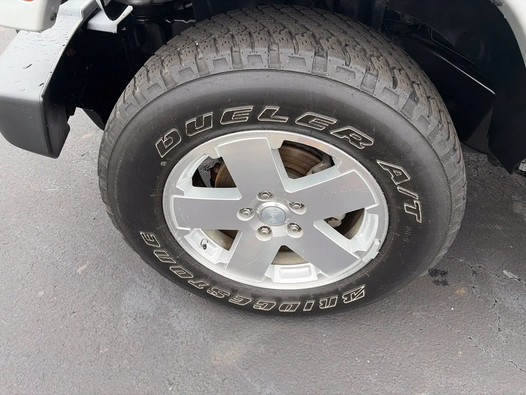 Used 2009 Silver Jeep Sahara image 13