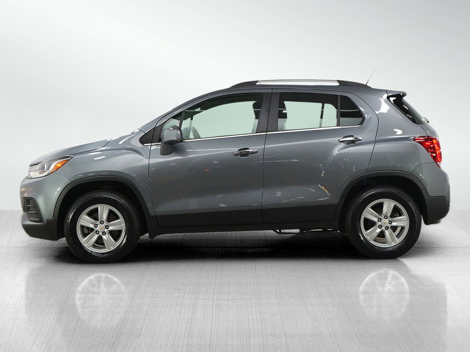 Used 2019 Chevrolet Trax LT with VIN KL7CJPSB9KB876460 for sale in Burnsville, Minnesota