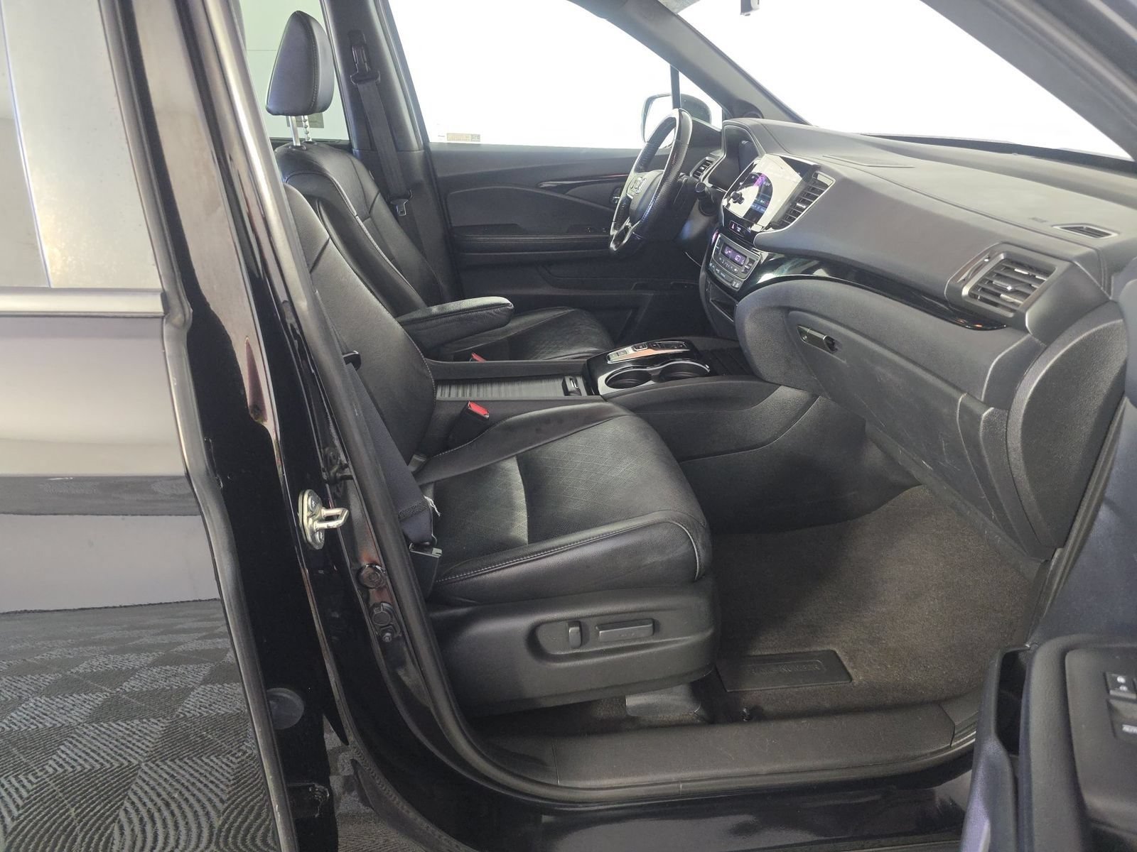Used 2019 Crystal Black Pearl Honda Touring image 9