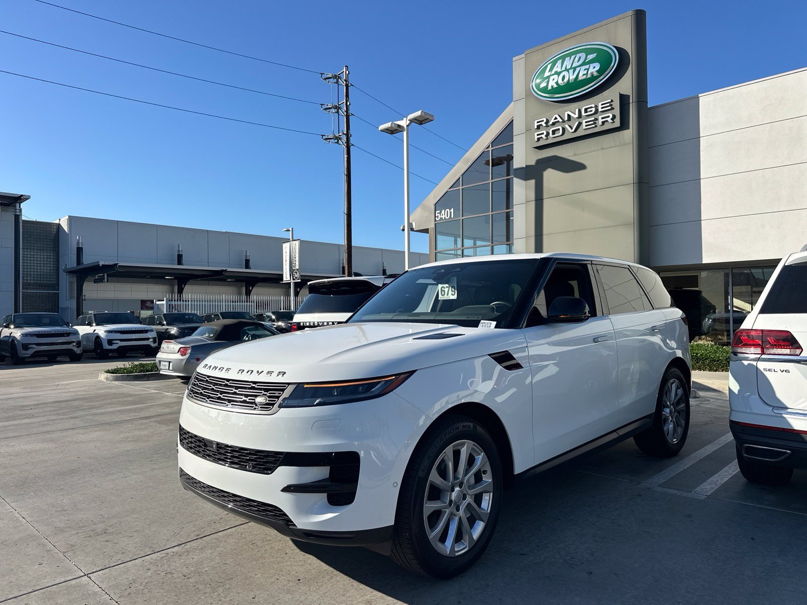 Used 2025 Fuji White Land Rover SE image 1