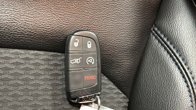 Used 2023 Granite Crystal Metallic Clearcoat Jeep Latitude image 20