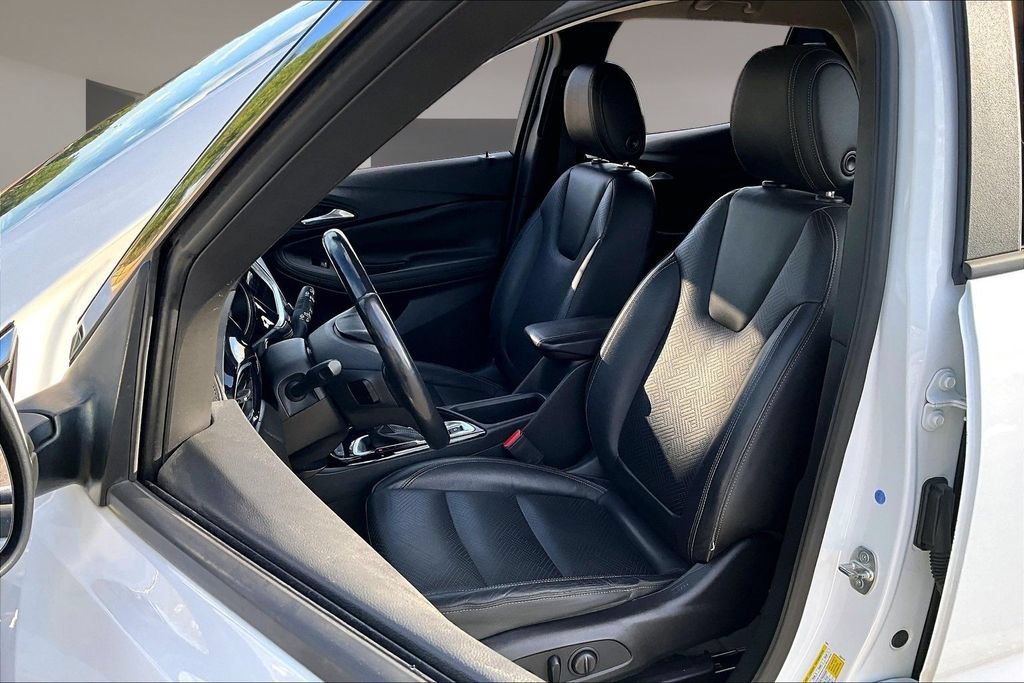 Used 2021 SUMMIT WHITE Buick Essence image 27