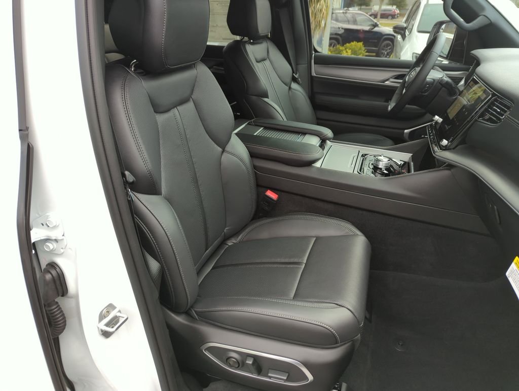New 2026 Bright White Clear-Coat Exterior Paint Jeep Limited Altitude image 38