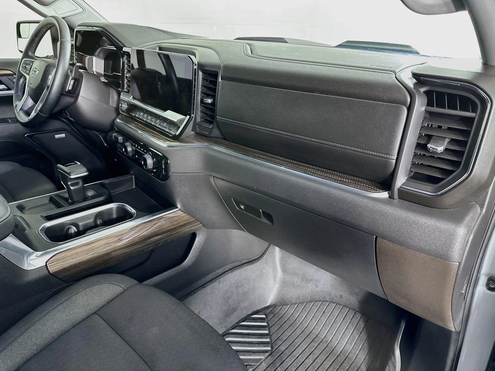 Used 2025 Sterling Gray Metallic Chevrolet LT Trail Boss image 29