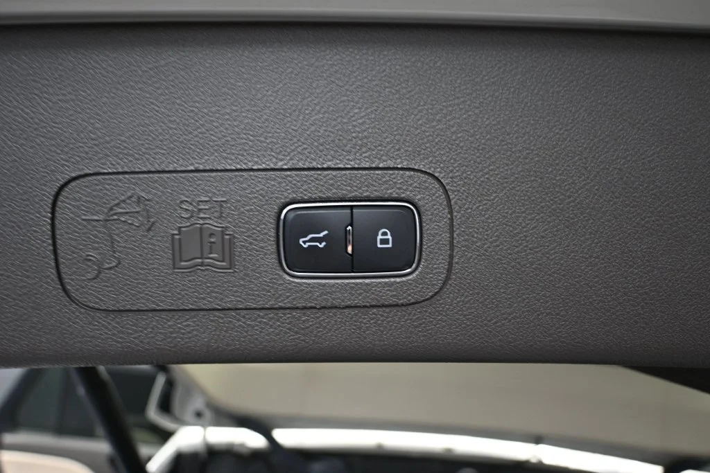 Used 2023 White Lincoln Reserve image 38
