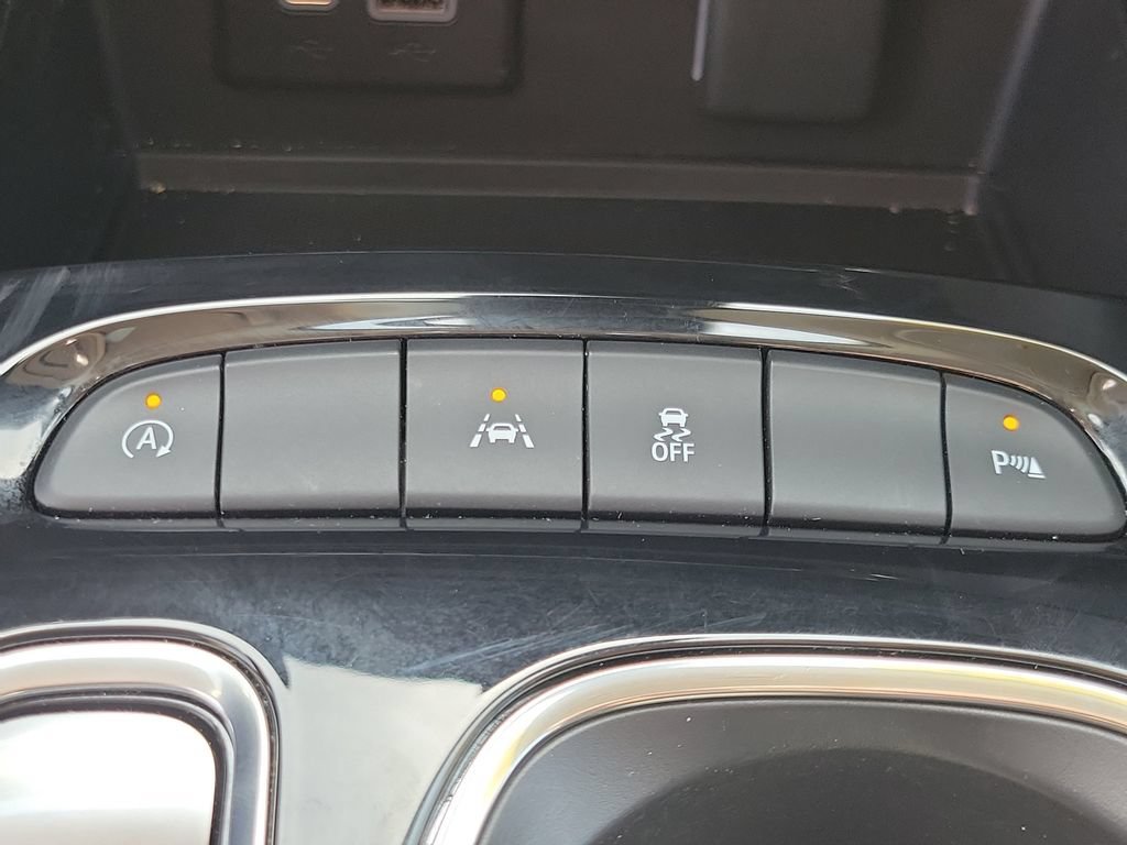 Used 2023 Summit White Buick Essence image 29