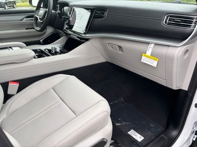 New 2026 Bright White Clear-Coat Exterior Paint Jeep Limited Altitude image 24