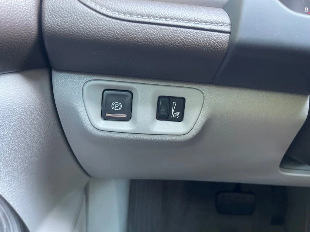 Used 2020 White GMC SLT image 24