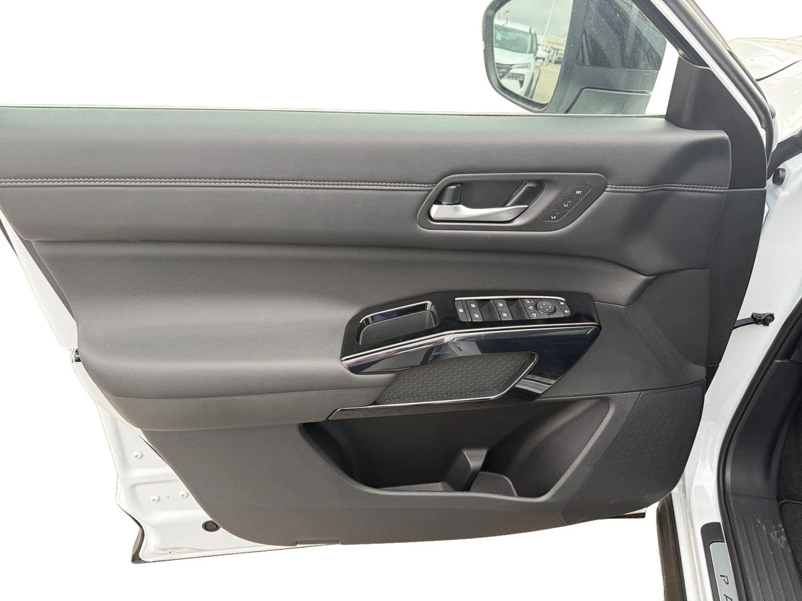 New 2026 Everest White Pearl Tricoat Nissan Platinum image 9