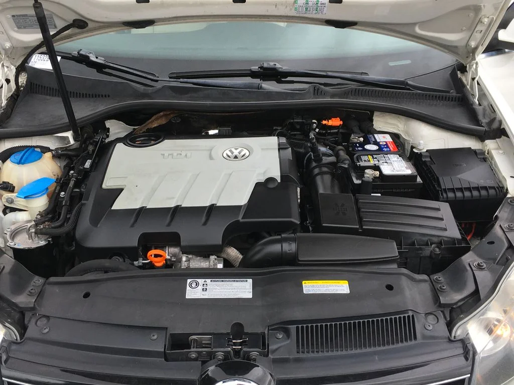 Used 2013  Volkswagen 2.0L TDI image 12