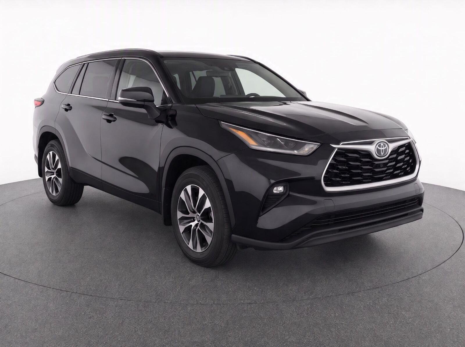 Used 2021 Midnight Black Metallic Toyota XLE image 11