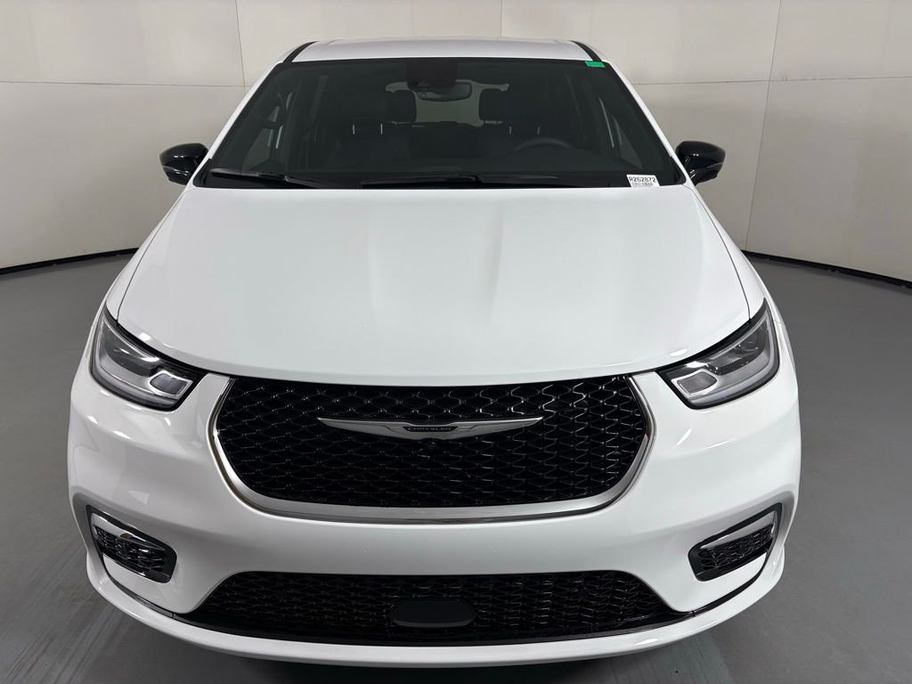 New 2026 Bright White Clear-Coat Exterior Paint Chrysler Select image 3
