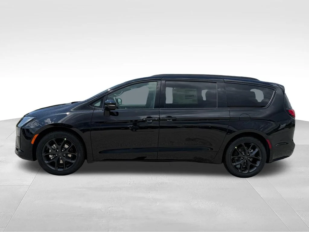 New 2027 Diamond Black Crystal Pearl-Coat Exterior Paint Chrysler Limited image 2