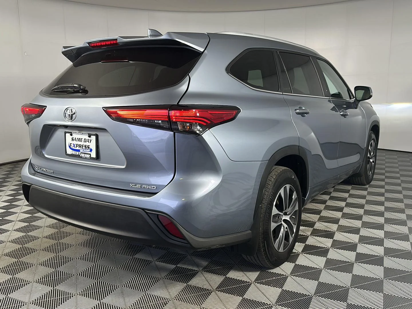 Used 2023 Moon Dust Toyota XLE image 7