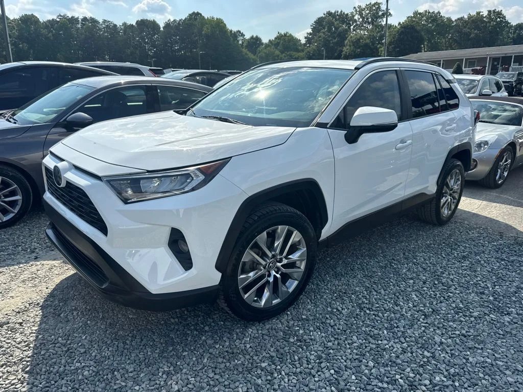 Used 2019 White Toyota XLE Premium image 1