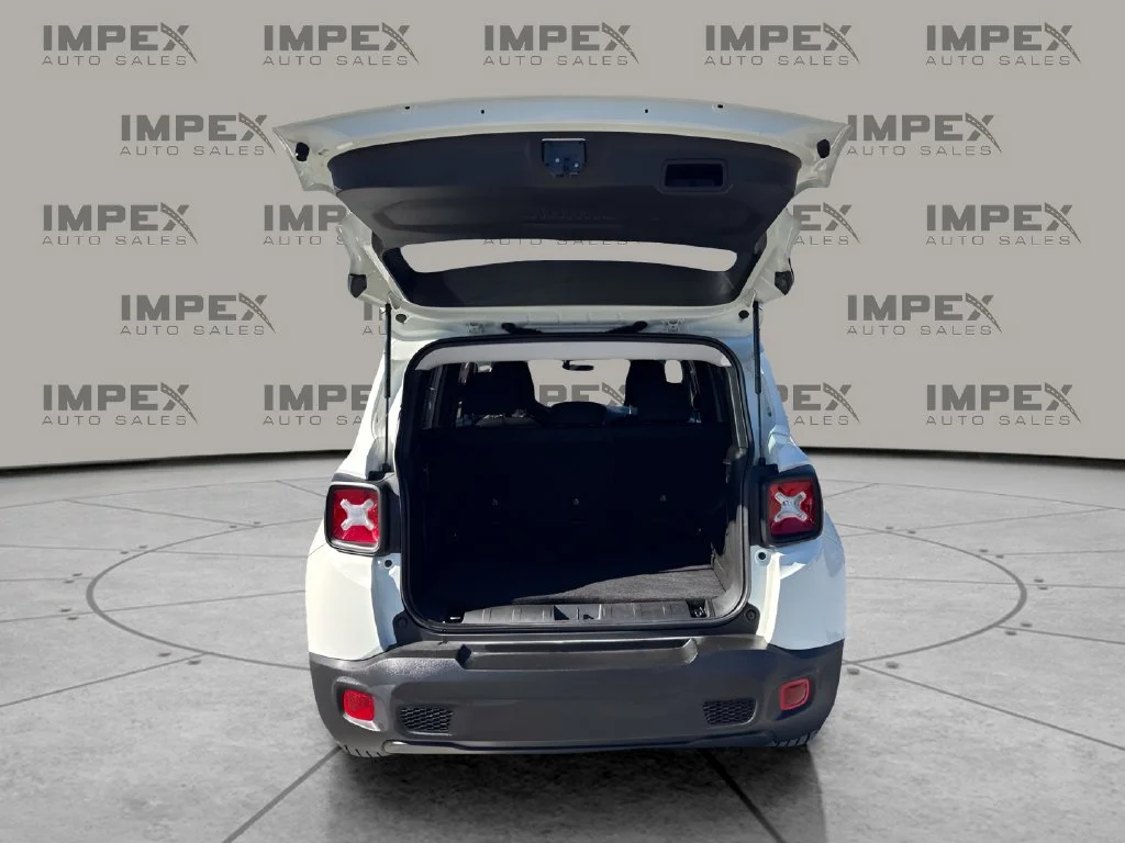 Used 2022 White Jeep Latitude image 26