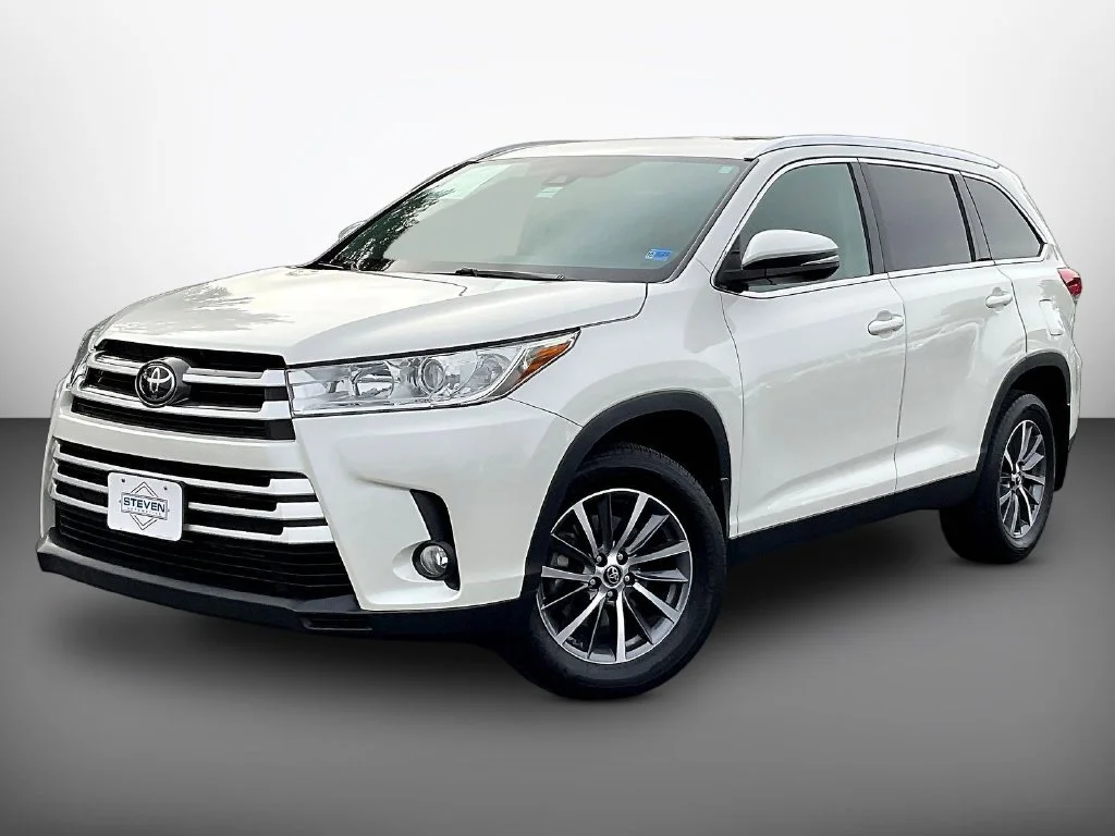Used 2019 Blizzard Pearl Toyota XLE image 3