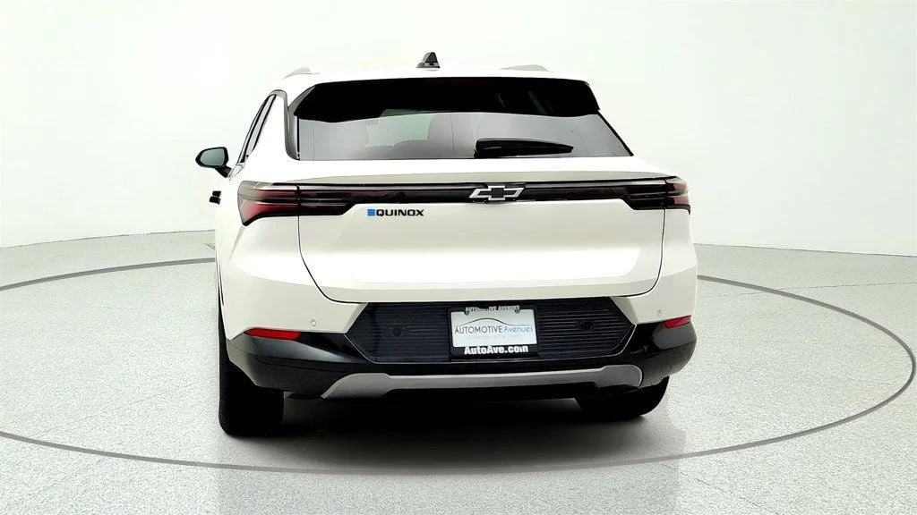 Used 2024 Iridescent Pearl Tricoat Chevrolet 4dr LT w/2LT image 6