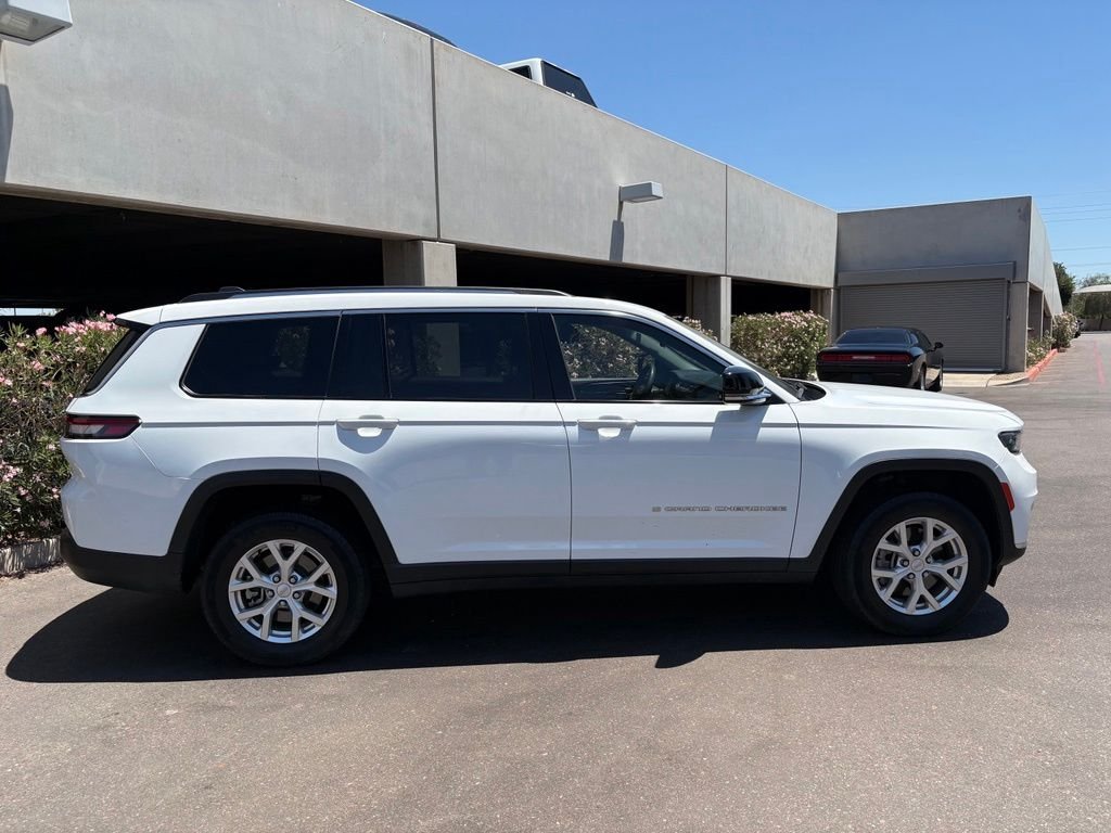 Used 2023 White/off-white Jeep Limited image 3