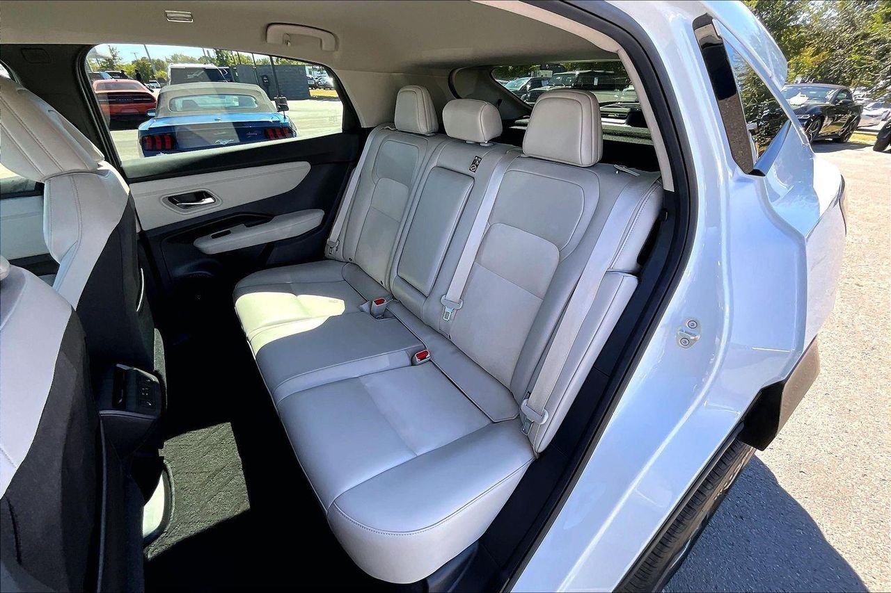 Used 2024 Everest White Pearl Tricoat Nissan ENGAGE image 24