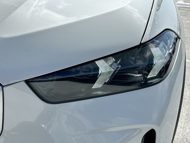 Used 2024 White BMW sDrive40i image 31
